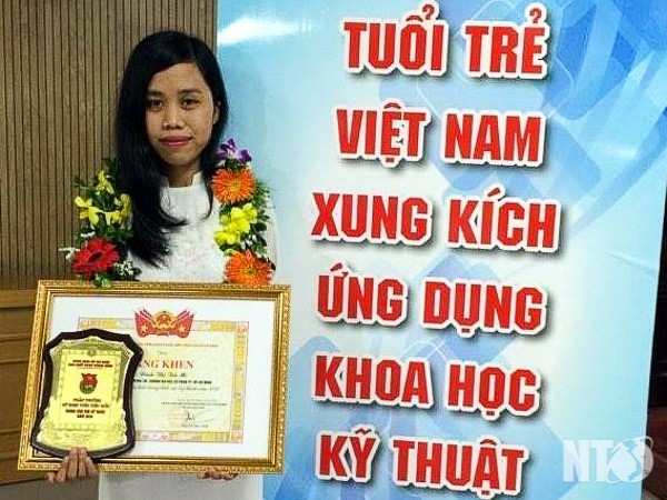 Cựu học sinh trường THPT Nguyễn Du vinh dự được nhận phần thưởng Nữ sinh viên tiêu biểu trong lĩnh vực kỹ thuật năm 2015